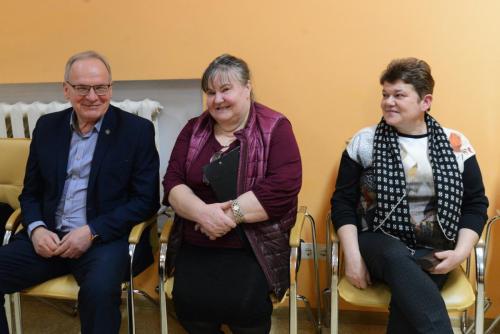 ARVB direktorius Aivaras Vyšniauskas, Makniūnų bibliotekininkė Berūta Sadauskienė ir Ryliškių bibliotekininkė Danguolė Baranauskienė